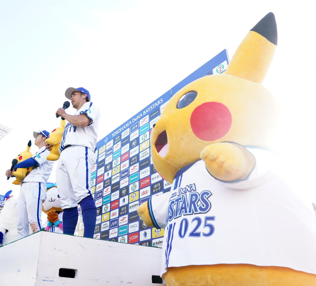 DeNA対中日　ピカチュウが見つめる中、ヒーローインタビューで声援に応えるDeNA東（中央）（撮影・横山健太）