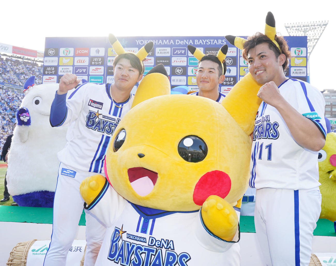 DeNA対中日　ピカチュウと一緒に笑顔を見せる、左からDeNA楠本、山本、東（撮影・横山健太）