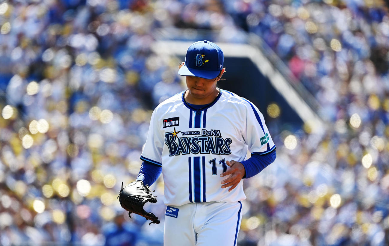 DeNA対中日　2回表を無失点に抑えベンチへ引き揚げるDeNA東（撮影・横山健太）