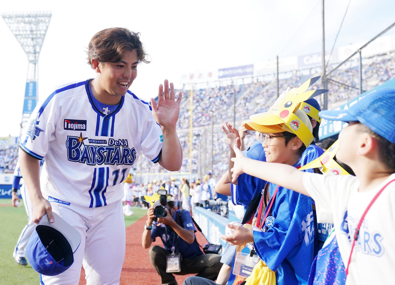 DeNA対中日　子供たちとタッチを交わすDeNA東（撮影・横山健太）
