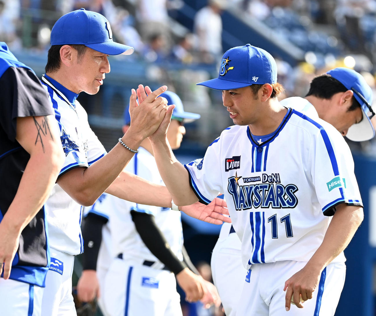 DeNA対中日　中日に勝利しタッチを交わすDeNA三浦監督（左）と東（撮影・横山健太）