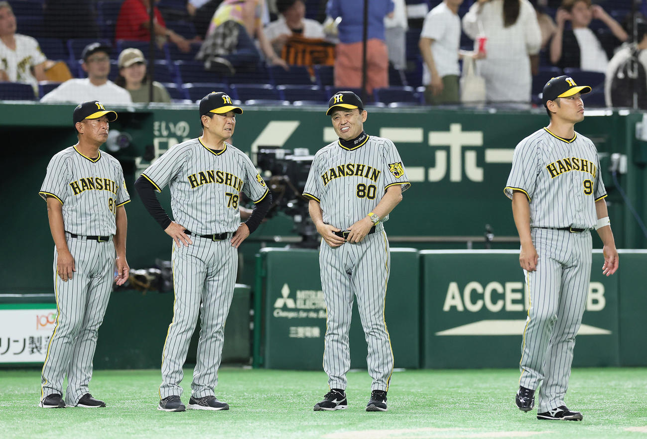 巨人対阪神　12回引き分けにも笑顔をのぞかせる阪神岡田監督（撮影・足立雅史）