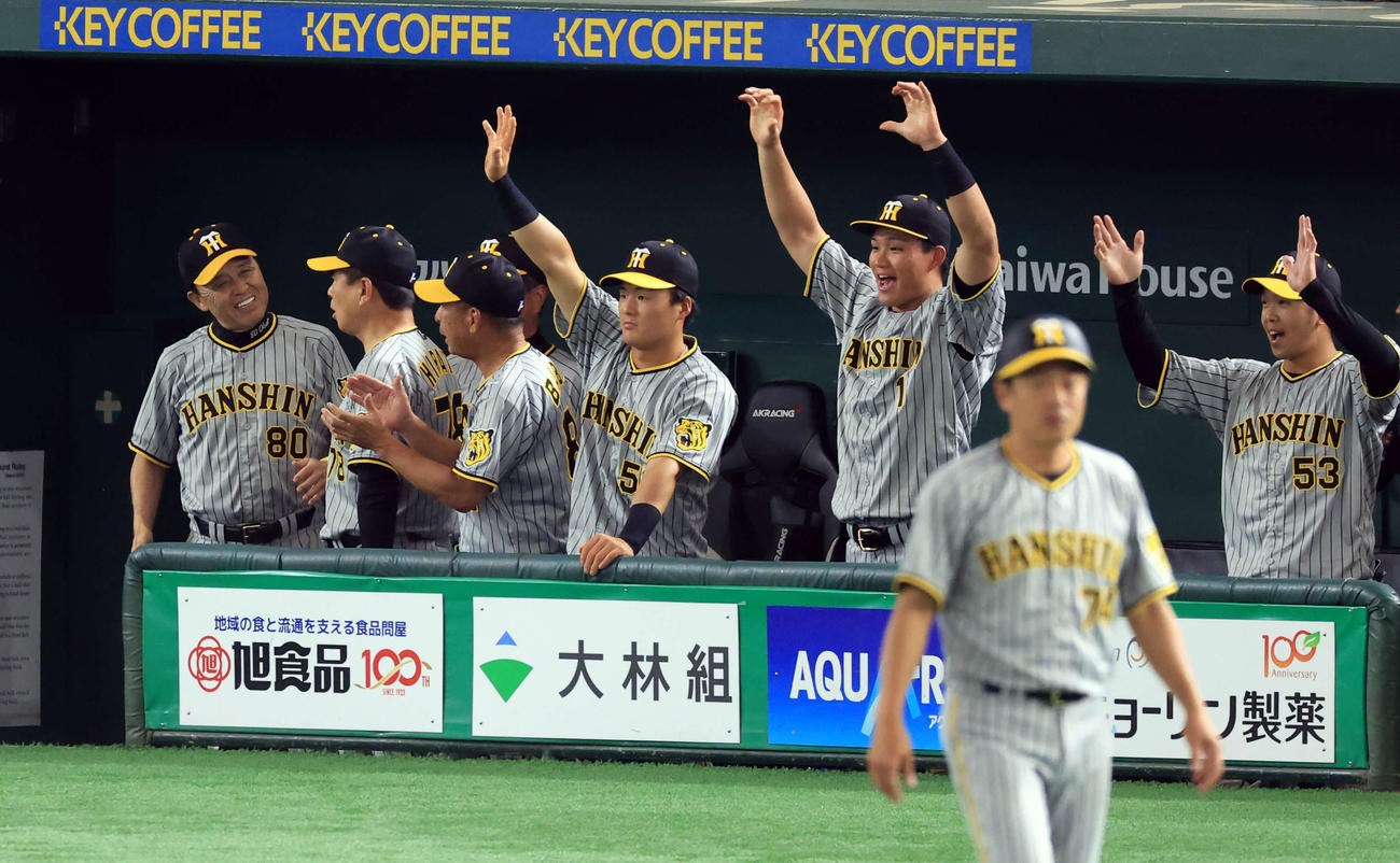 巨人対阪神　4回表阪神2死満塁、木浪が右適時打を放ち、笑顔を見せる岡田監督（左）ら阪神ベンチ（撮影・浅見桂子）