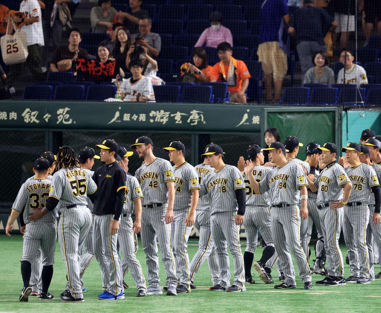 巨人対阪神　12回延長の末に引き分けとなり、ハイタッチでナインを迎える阪神岡田監督（右から2人目）（撮影・浅見桂子）