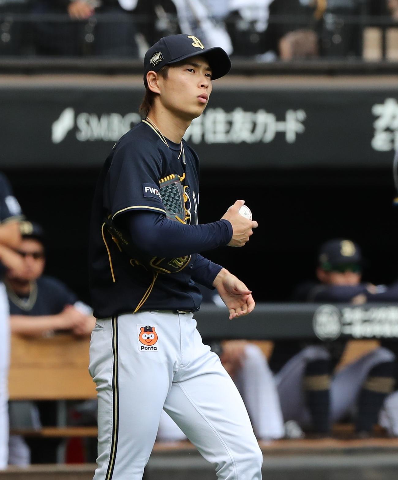 日本ハム対オリックス　3回裏、4失点し渋い表情の山岡（撮影・黒川智章）