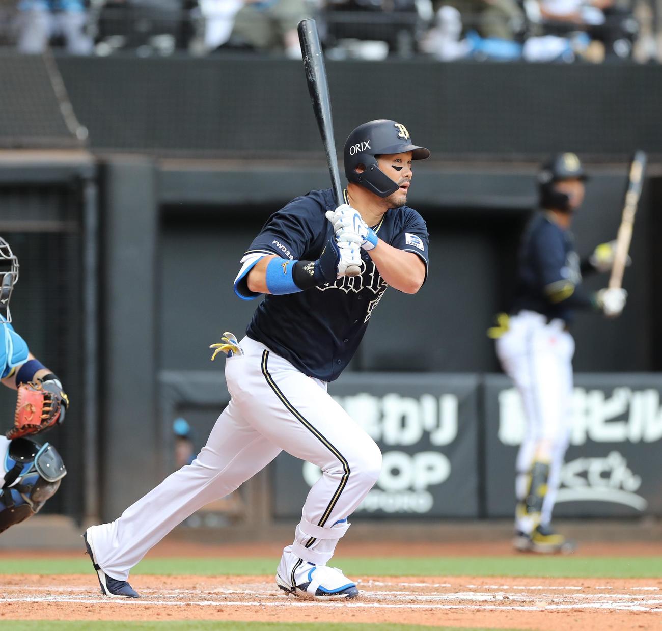 日本ハム対オリックス　7回表オリックス2死一、二塁、右前適時打を放つT－岡田（撮影・黒川智章）