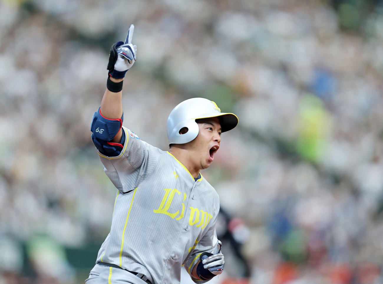 西武対ソフトバンク　3回裏西武2死一、二塁、呉は右越え3点本塁打を放ち雄たけびを上げる（撮影・鈴木正人）