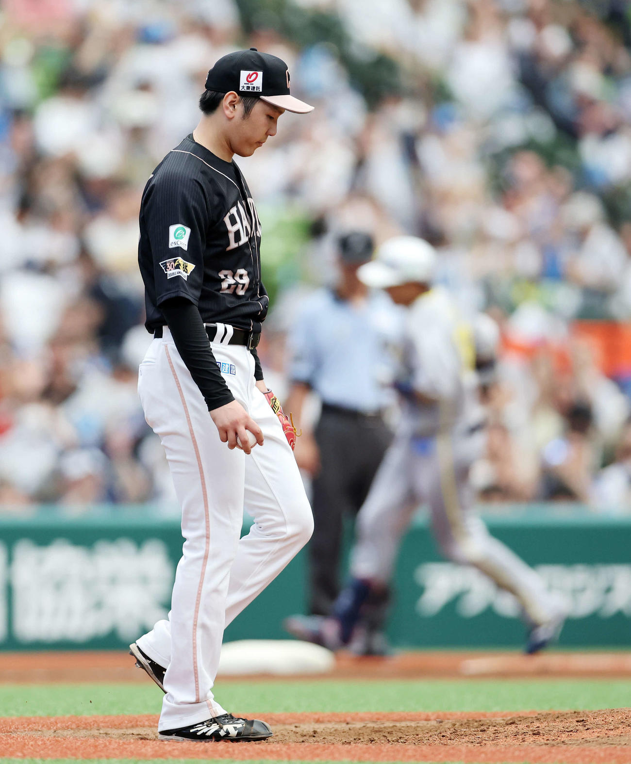 西武対ソフトバンク　3回裏西武2死一、二塁、呉（右）に右越え3点本塁打を放たれ悔しそうな表情を見せるソフトバンク石川（撮影・鈴木正人）