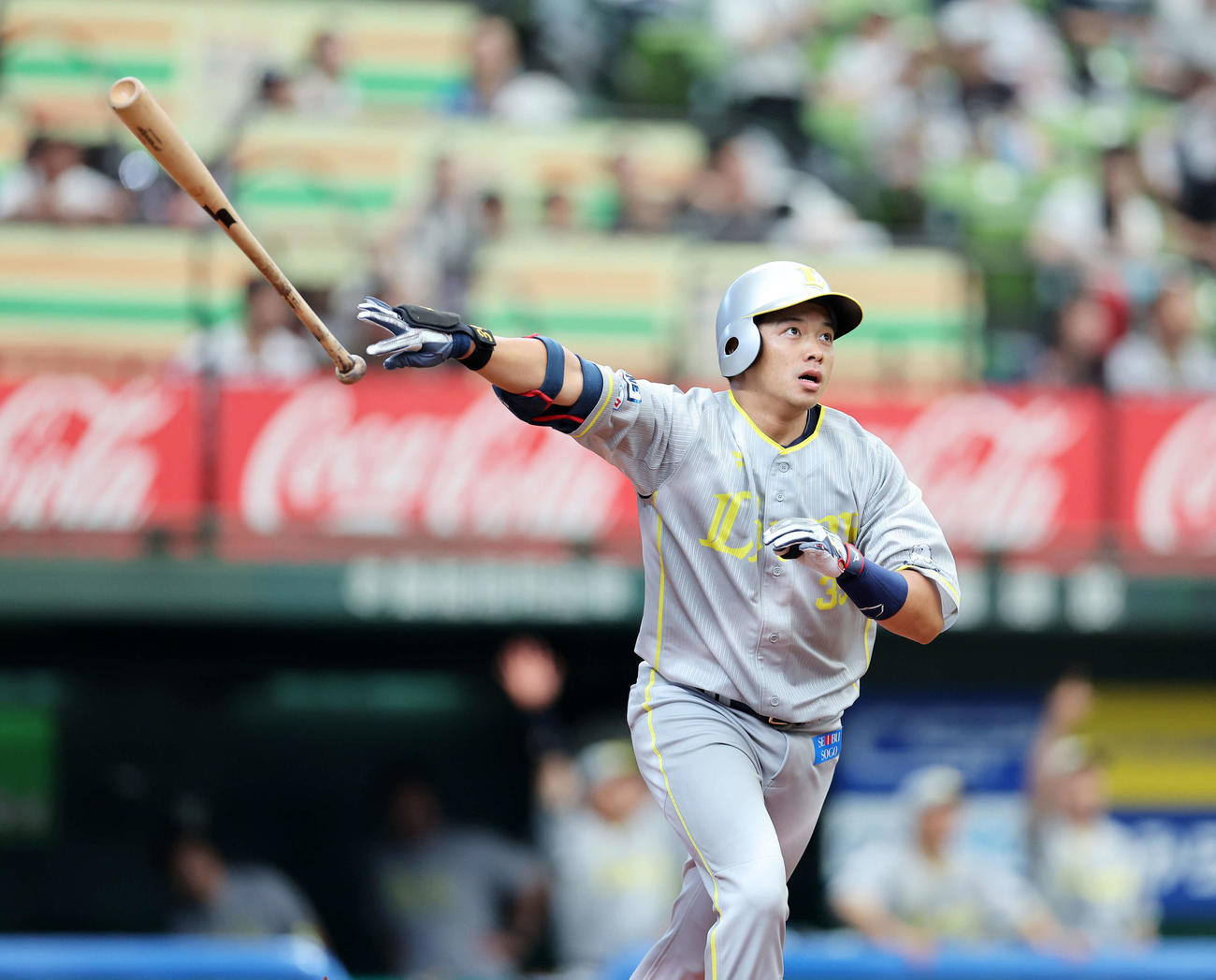 西武対ソフトバンク　3回裏西武2死一、二塁、呉は右越え3点本塁打を放つ（撮影・鈴木正人）
