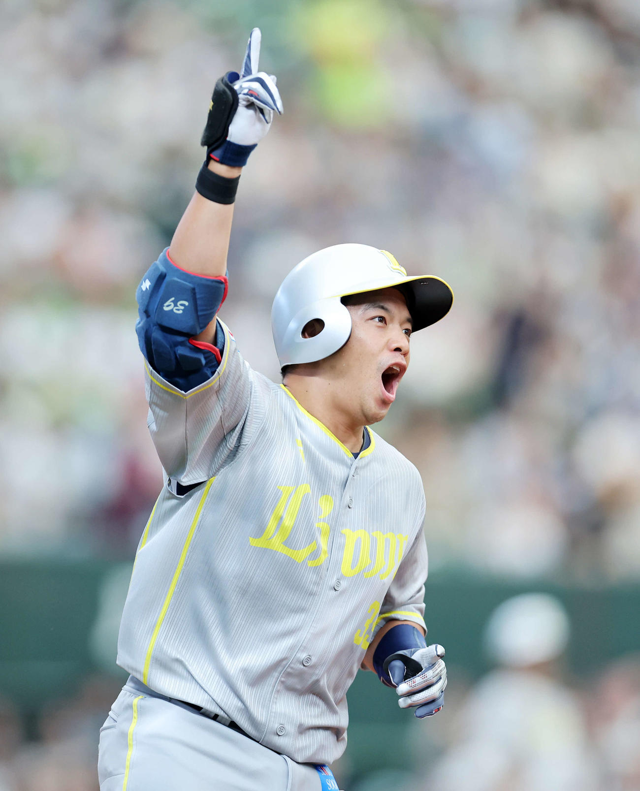 西武対ソフトバンク　3回裏西武2死一、二塁、呉は右越え3点本塁打を放ち雄たけびを上げる（撮影・鈴木正人）