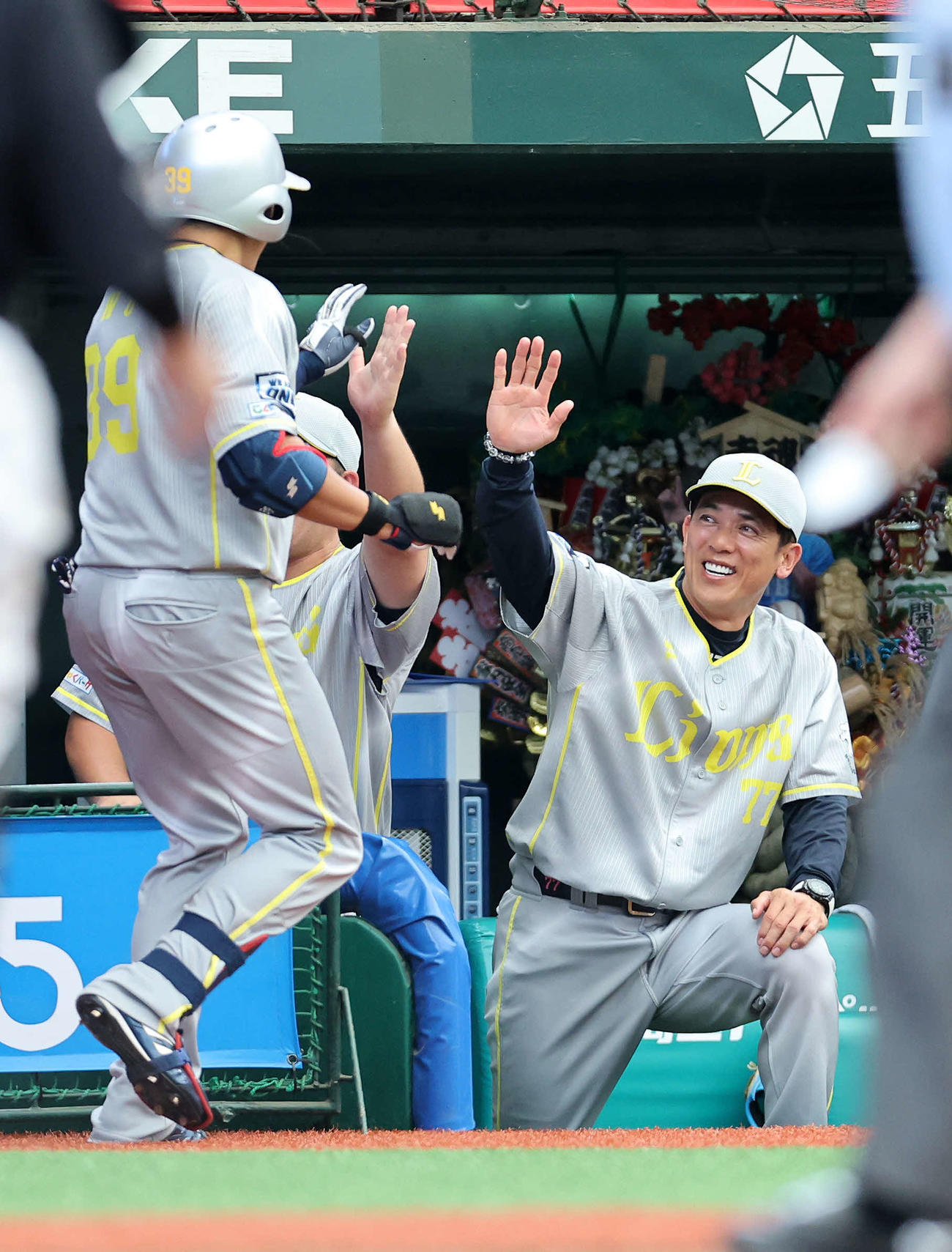 西武対ソフトバンク　3回裏西武2死一、二塁、呉（左）の右越え3点本塁打を笑顔で迎える松井監督（撮影・鈴木正人）