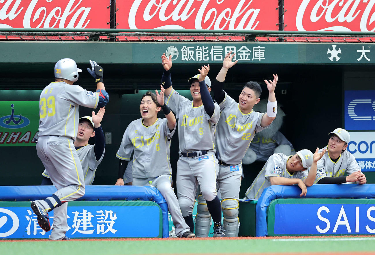 西武対ソフトバンク　3回裏西武2死一、二塁、呉（左）の右越え3点本塁打を喜び迎える選手たち（撮影・鈴木正人）