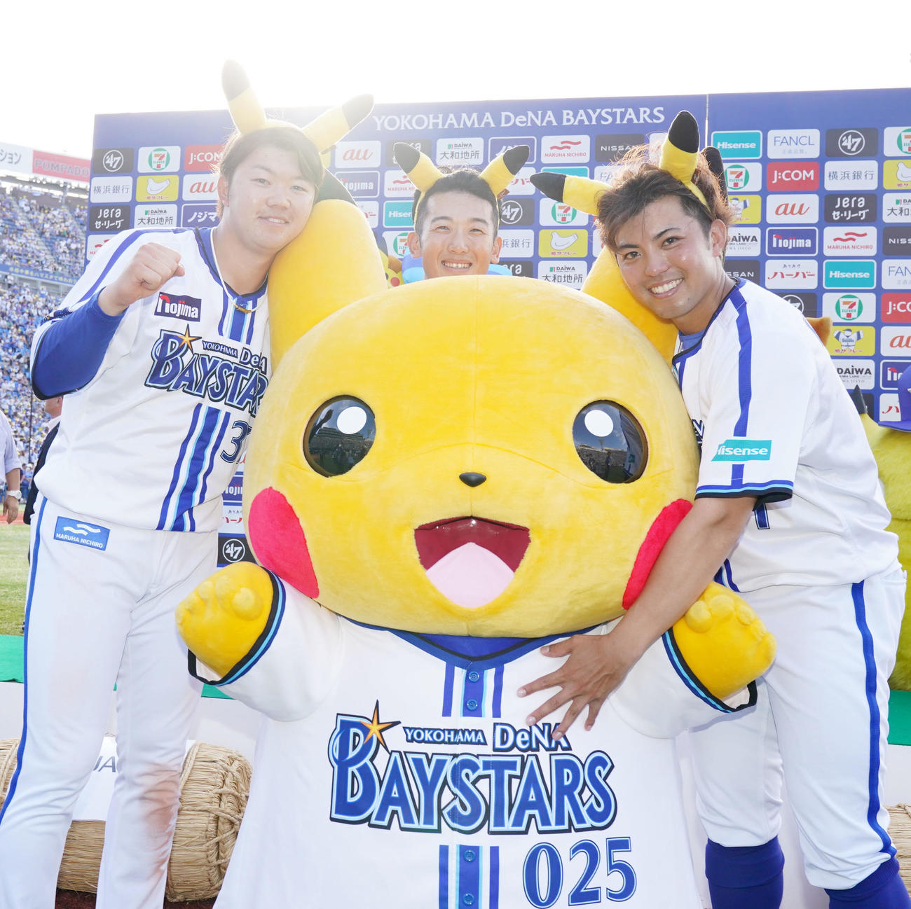 DeNA対中日　ピカチュウと一緒に笑顔を見せる、左からDeNA楠本、山本、東（撮影・横山健太）