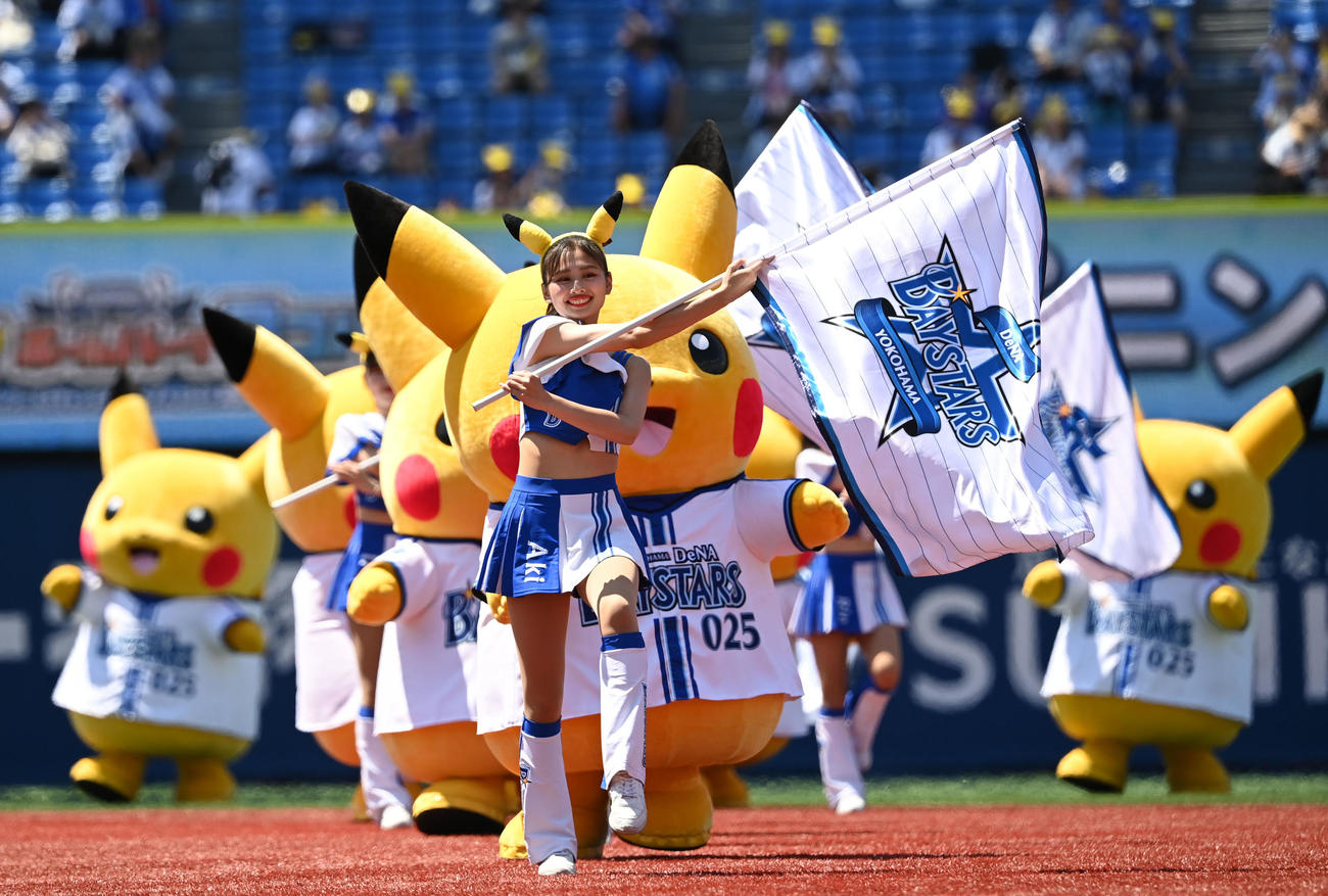 DeNA対中日　オープニングセレモニーに登場したDianaとピカチュウ（撮影・横山健太）