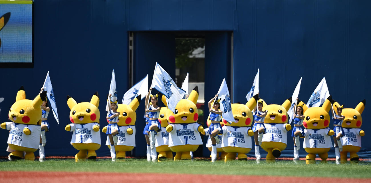 DeNA対中日　オープニングセレモニーに登場したDianaとピカチュウ（撮影・横山健太）