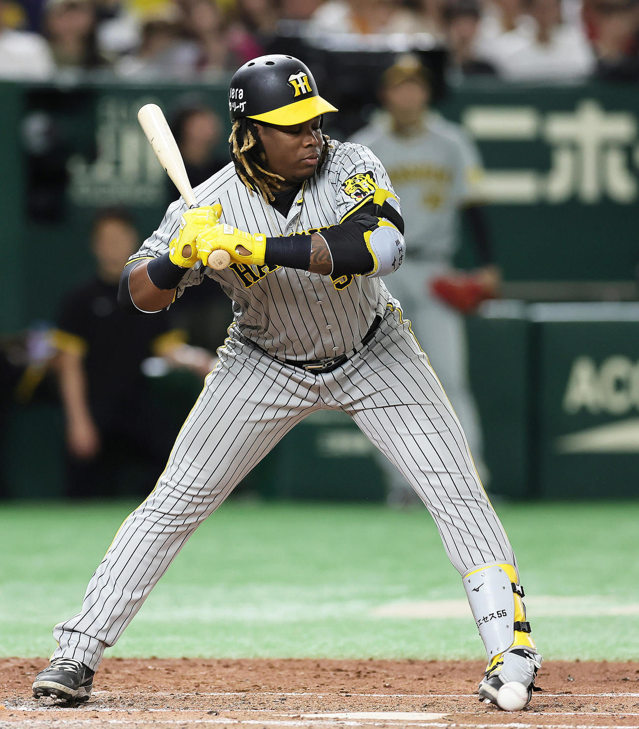 巨人対阪神　4回表阪神1死満塁、ミエセスは押し出しの死球を受ける（撮影・足立雅史）