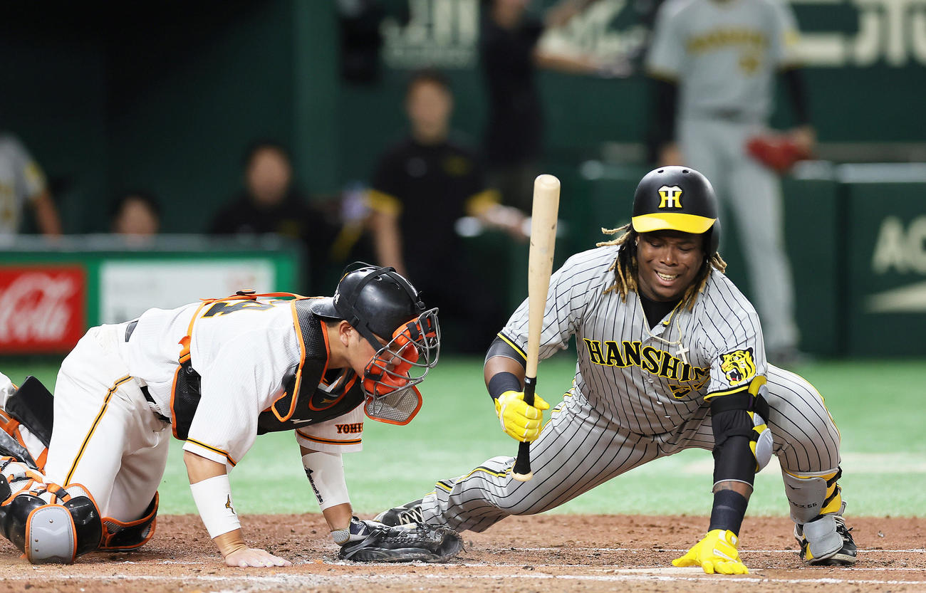 巨人対阪神　4回表阪神1死満塁、ミエセス（右）は押し出しの死球を受ける。捕手大城（撮影・足立雅史）