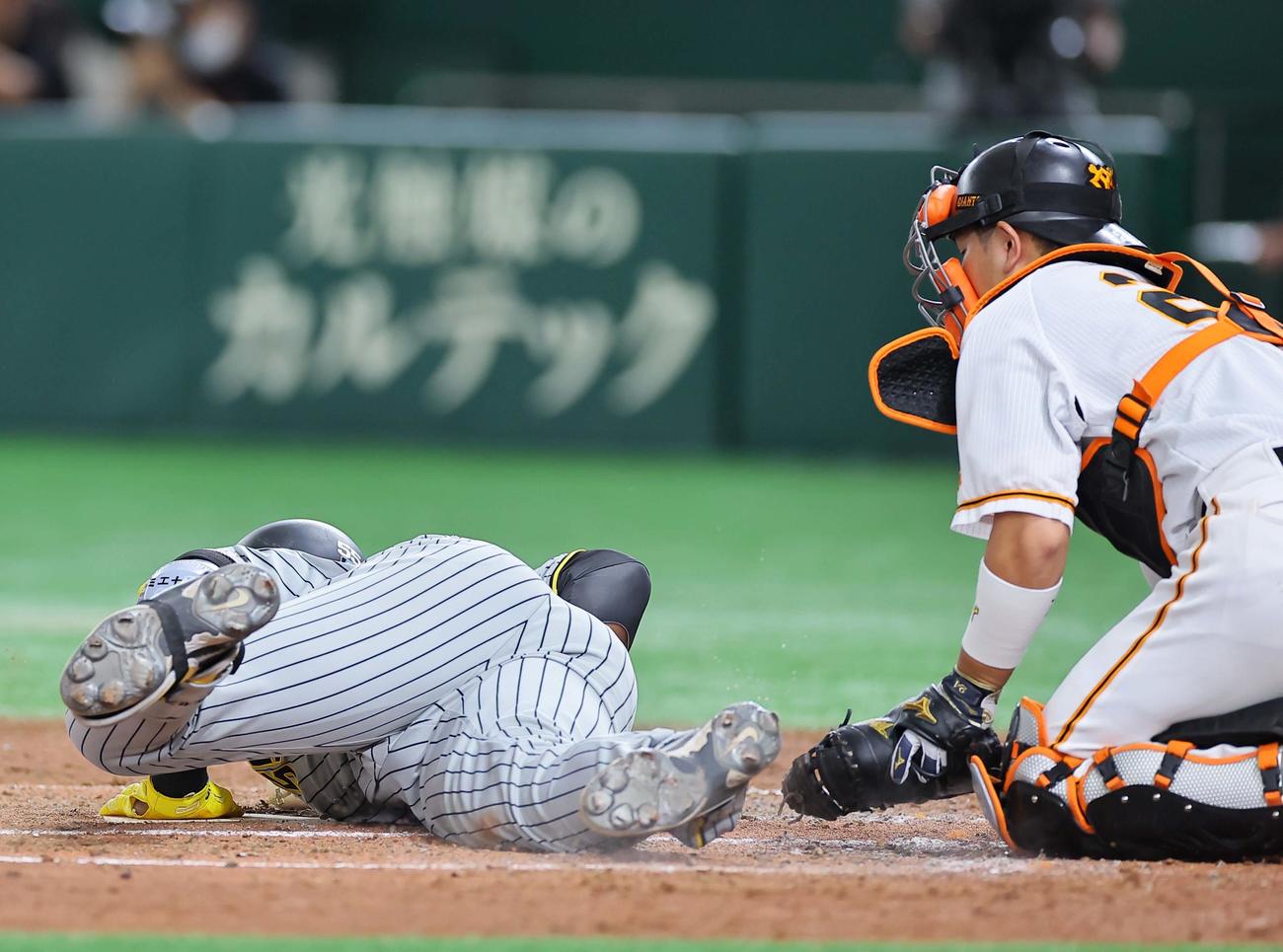 巨人対阪神　4回表阪神1死満塁、ミエセスは押し出し死球を受ける（撮影・上田博志）