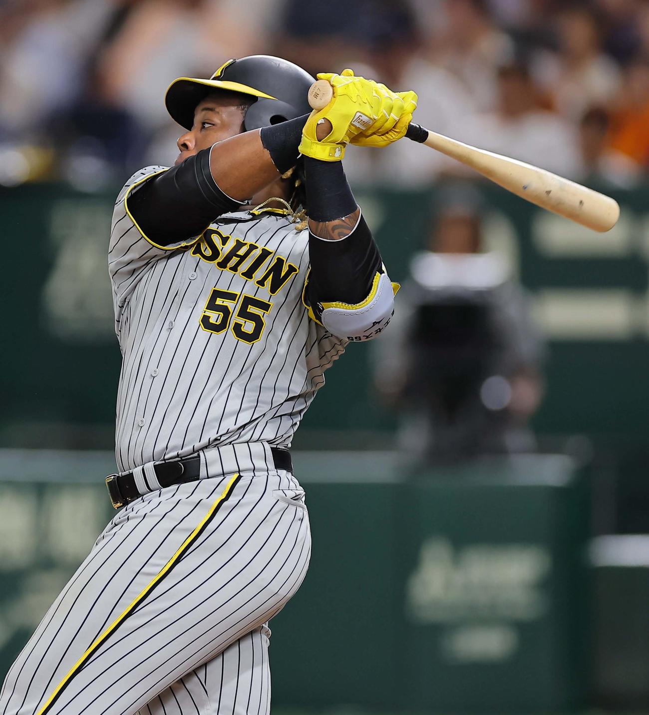 巨人対阪神　8回表阪神2死、ミエセスは中前打を放つ（撮影・上田博志）