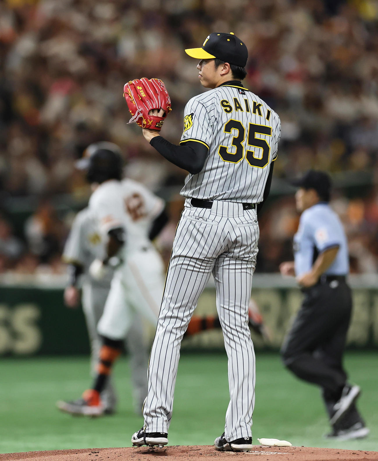 巨人対阪神　1回裏巨人無死、ブリンソン（後方）に右越え先頭打者本塁打を浴びた才木（撮影・足立雅史）