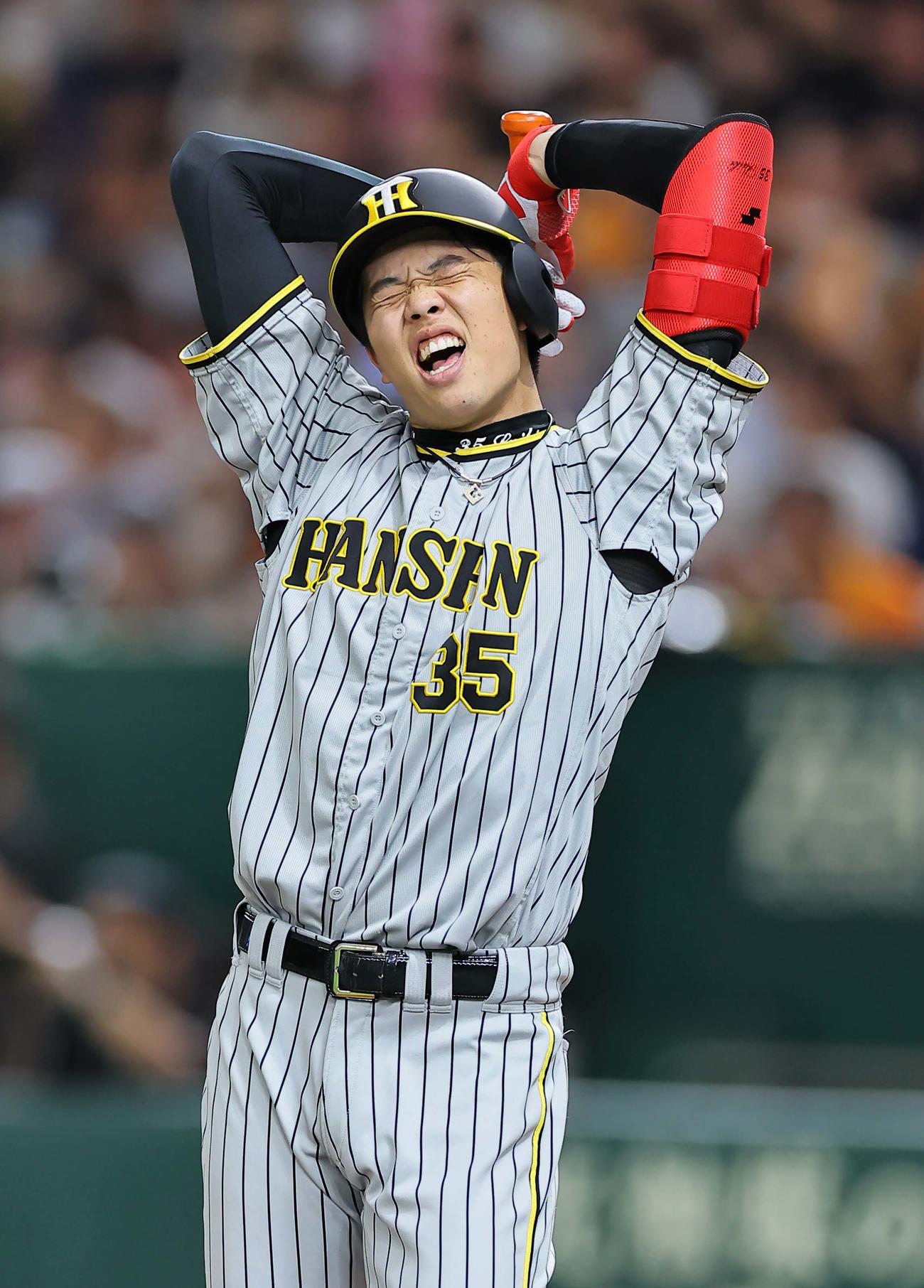 巨人対阪神　4回表阪神2死満塁、三振に倒れ悔しそうな表情を見せる才木（撮影・上田博志）