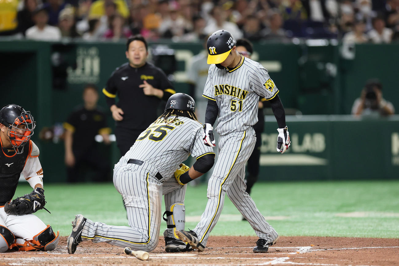 巨人対阪神　4回表阪神1死満塁、ミエセス（中央）の押し出し死球で生還した中野（右）。捕手大城（撮影・足立雅史）