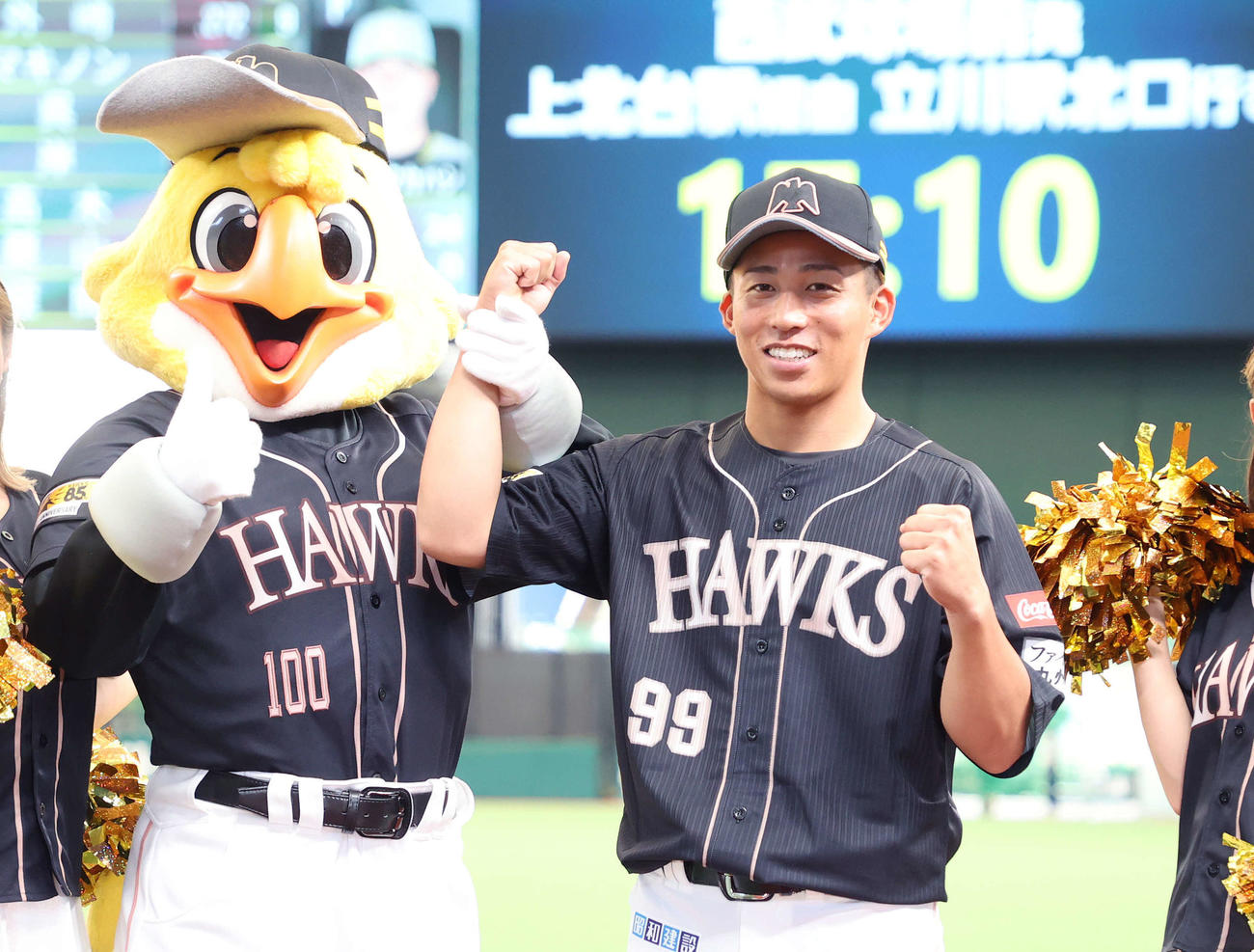 西武対ソフトバンク　勝利し笑顔でガッツポーズするソフトバンク野村勇（撮影・鈴木正人）
