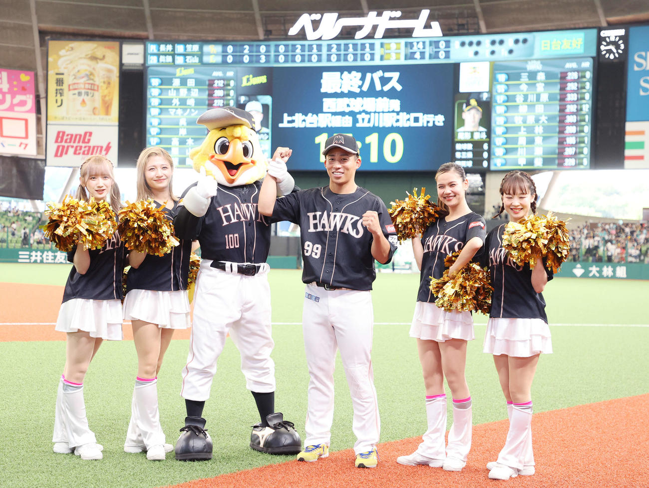 西武対ソフトバンク　勝利し笑顔でガッツポーズするソフトバンク野村勇（撮影・鈴木正人）