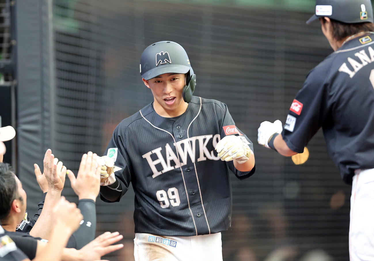 西武対ソフトバンク　6回表ソフトバンク1死一、三塁、今宮のスクイズで三塁走者の野村勇が生還しベンチ前でタッチ（撮影・鈴木正人）