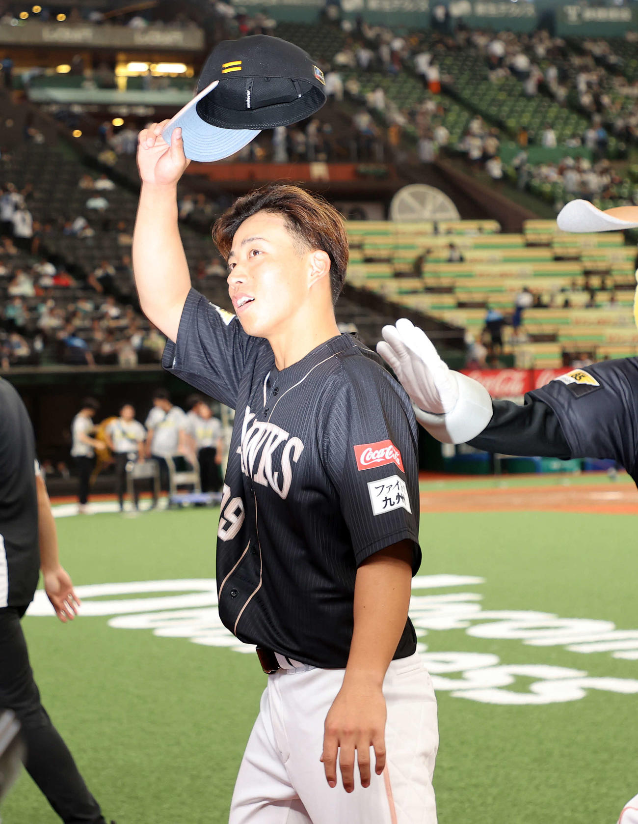 西武対ソフトバンク　勝利しファンに手を振るソフトバンク野村勇（撮影・鈴木正人）