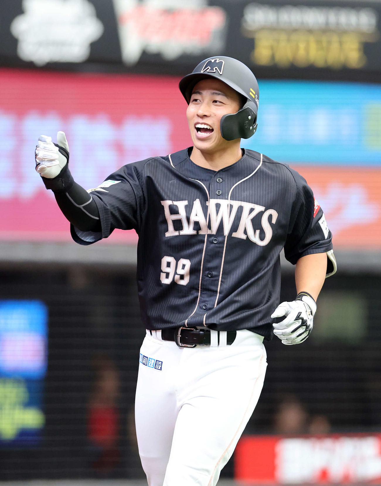 西武対ソフトバンク　2回表ソフトバンク1死一塁、野村勇は左中間2点本塁打を放ち笑顔を見せる（撮影・鈴木正人）