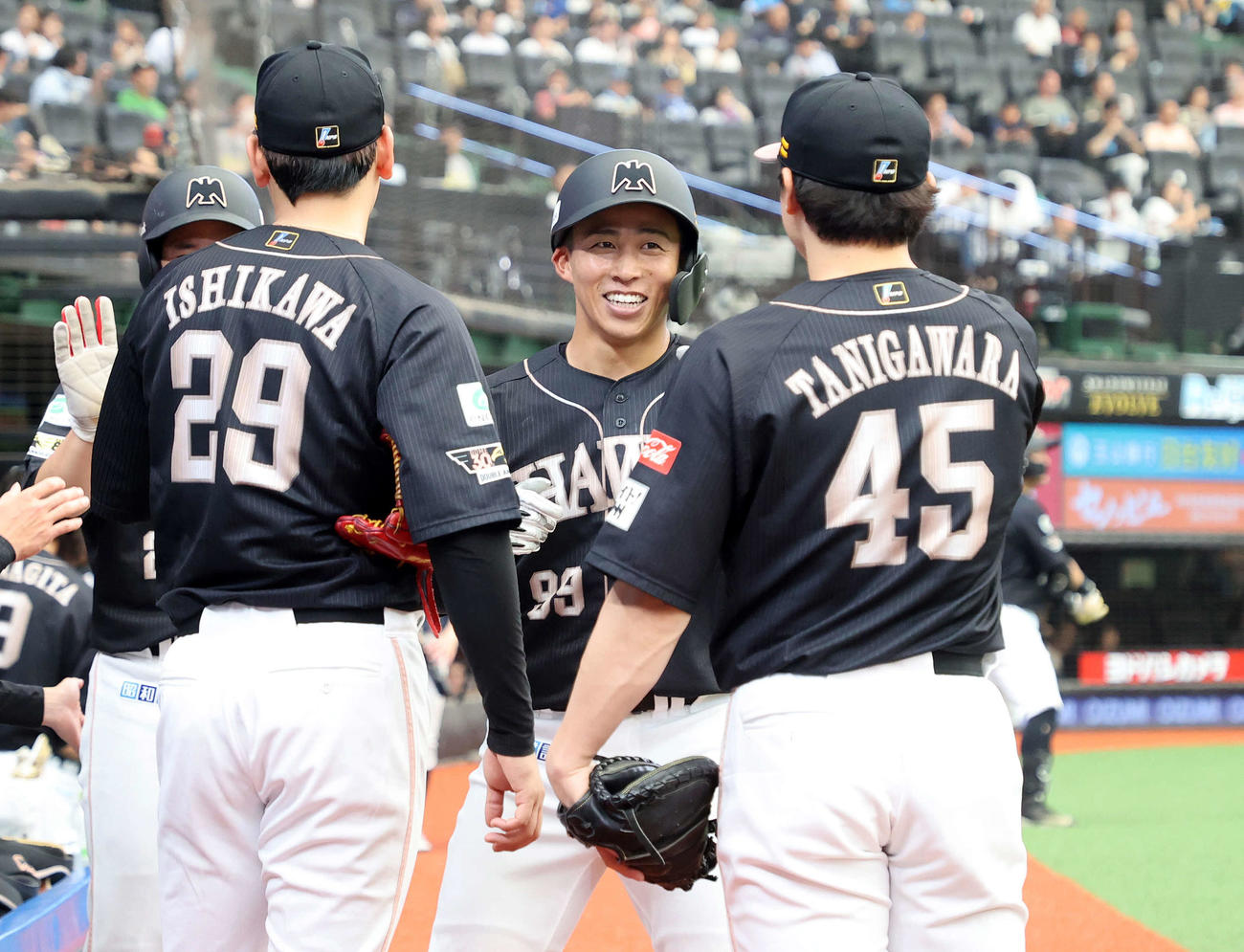 西武対ソフトバンク　2回表ソフトバンク1死一塁、野村勇（中央）は左中間2点本塁打を放ちベンチ前で笑顔を見せる（撮影・鈴木正人）