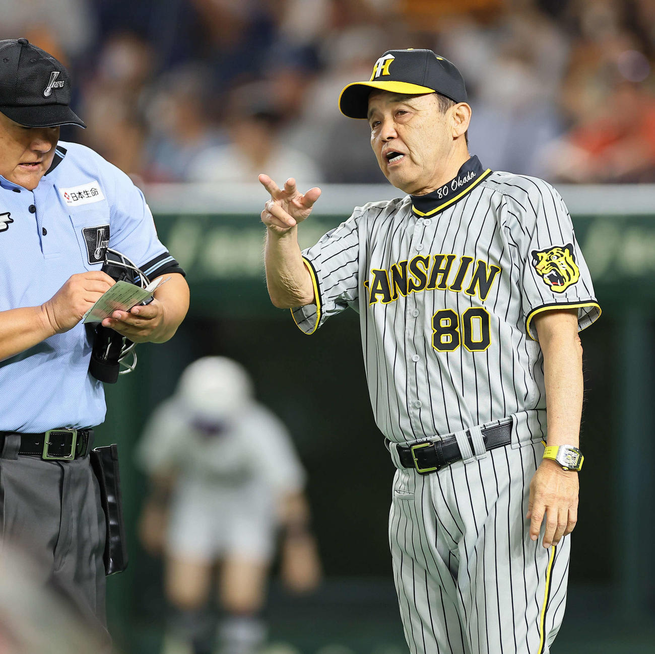 巨人対阪神　選手交代を告げる岡田監督（撮影・上田博志）
