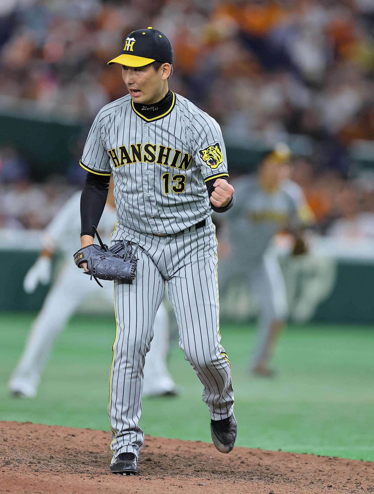 巨人対阪神　12回裏巨人2死一、二塁、代打中田翔から三振を奪いガッツポーズをする岩崎（撮影・上田博志）