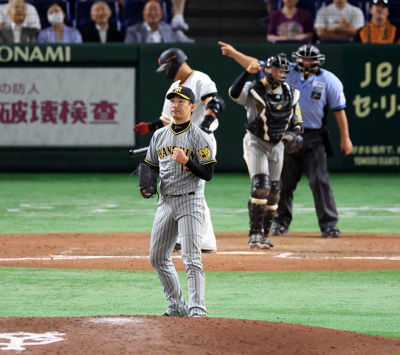 巨人対阪神　12回裏巨人2死一、二塁、中田翔を空振り三振に仕留めた岩崎は拳を握る（撮影・浅見桂子）