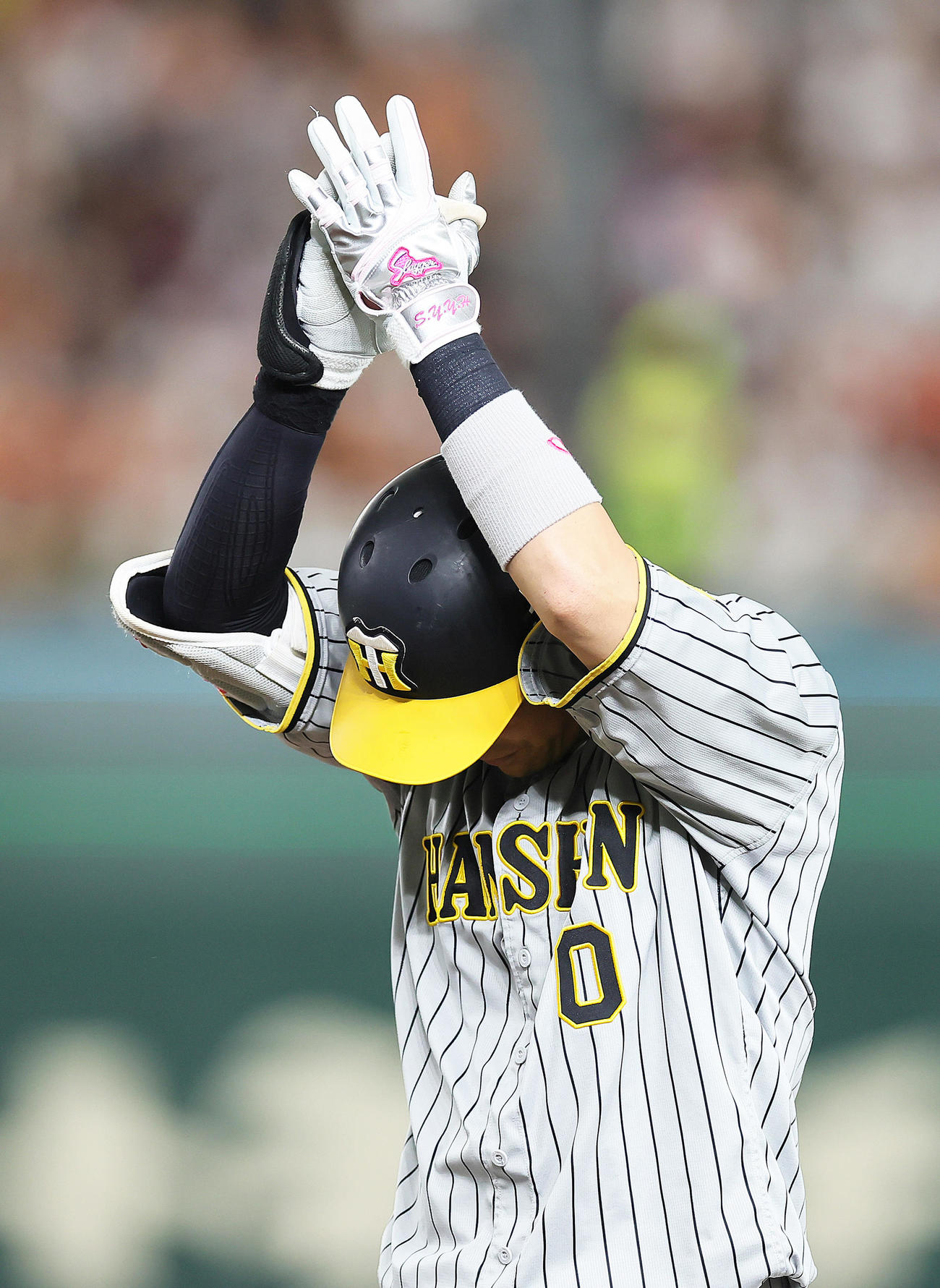 巨人対阪神　4回表阪神2死満塁、木浪は右前適時打を放ち手をたたいて喜ぶ（撮影・足立雅史）