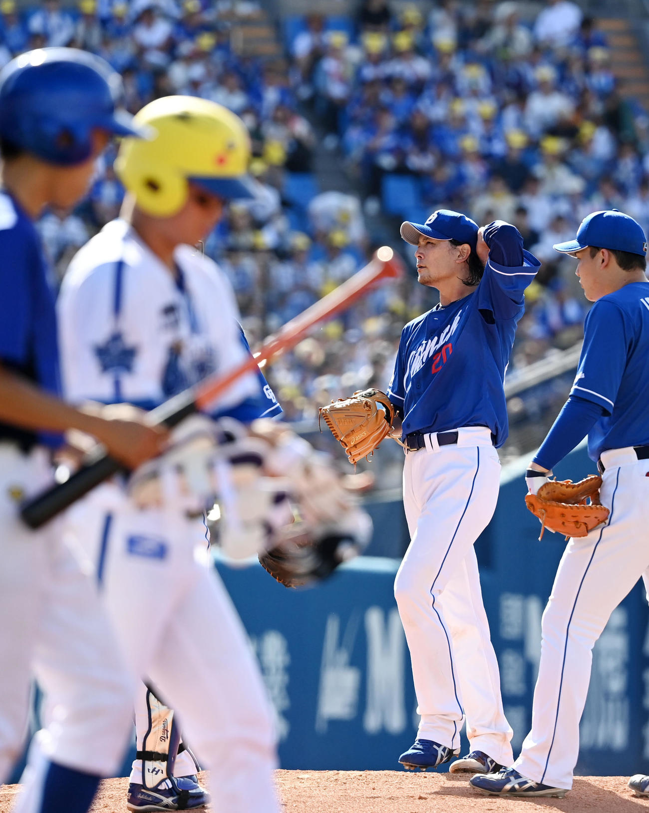 DeNA対中日　6回裏途中でマウンドを降りる中日涌井（右）（撮影・横山健太）