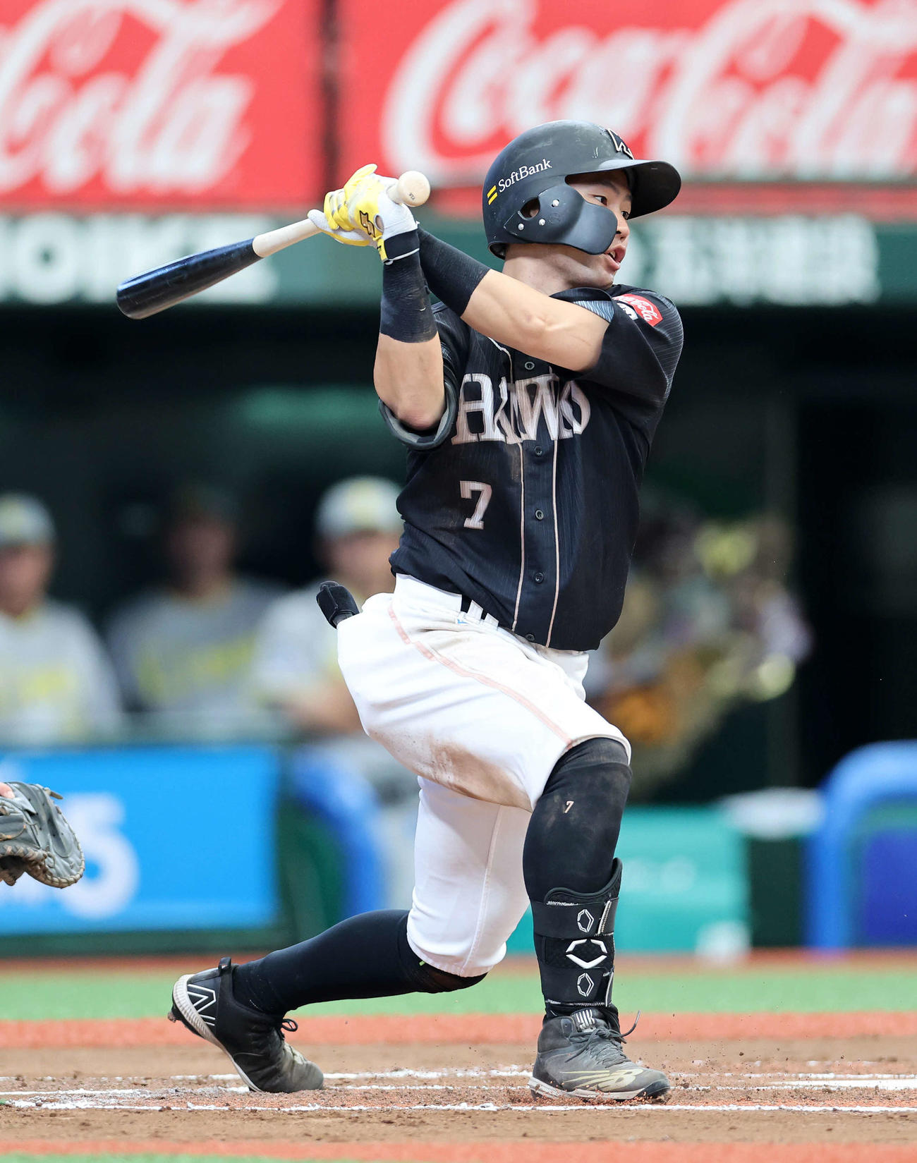 西武対ソフトバンク　6回表ソフトバンク1死二塁、中村晃は三塁内野安打を放つ（撮影・鈴木正人）