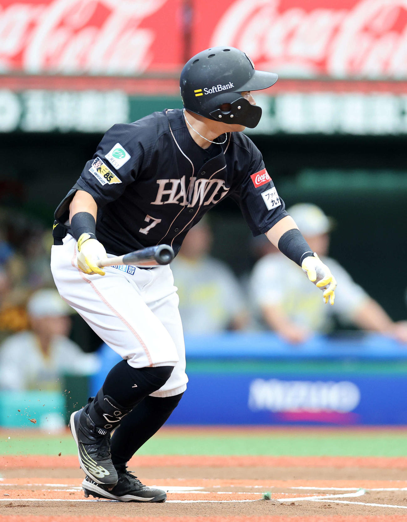 西武対ソフトバンク　1回表ソフトバンク無死、中村晃は左前安打を放つ（撮影・鈴木正人）