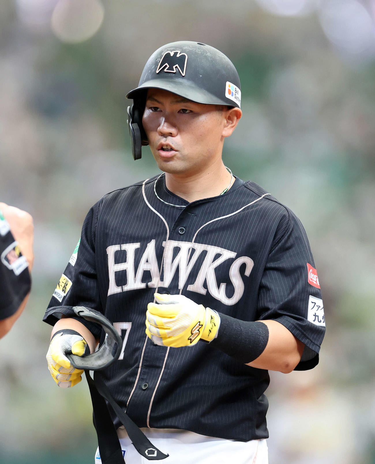 西武対ソフトバンク　1回表ソフトバンク無死、中村晃は左前安打を放つ（撮影・鈴木正人）