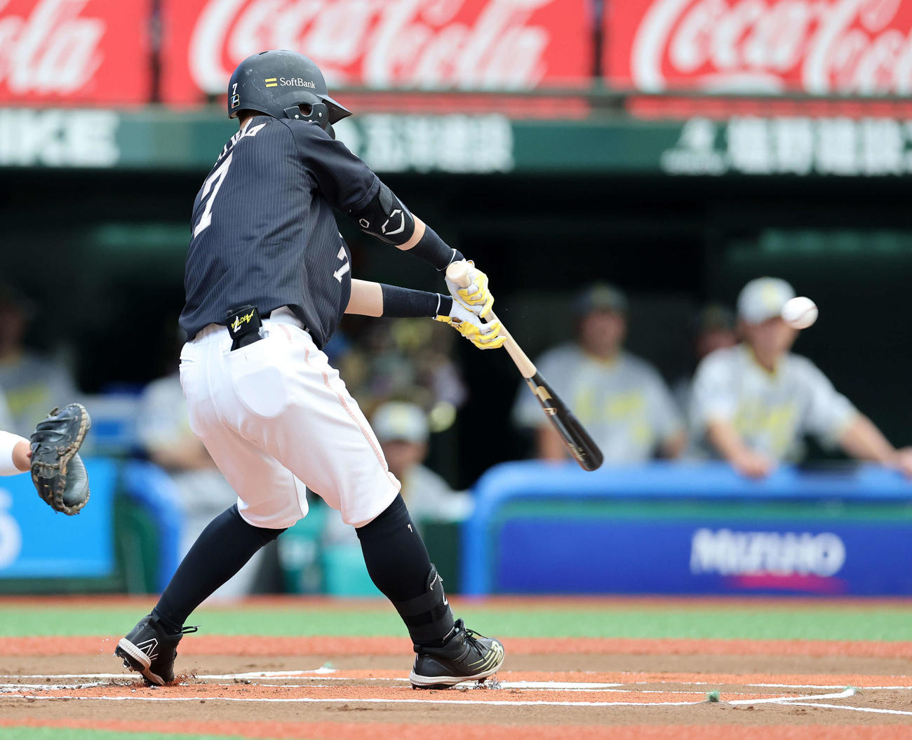 西武対ソフトバンク　1回表ソフトバンク無死、中村晃は左前安打を放つ（撮影・鈴木正人）