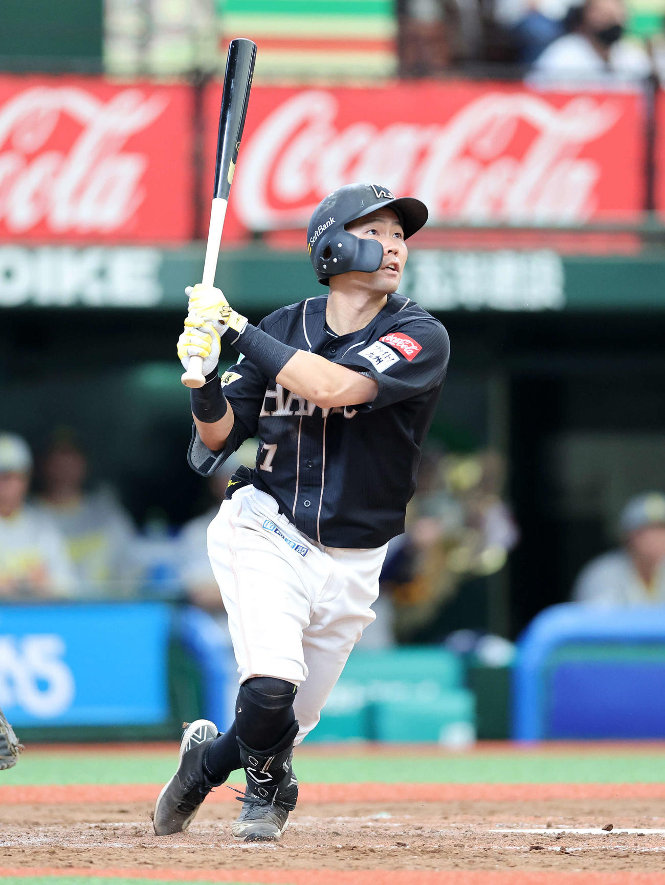 西武対ソフトバンク　9回表ソフトバンク1死一、三塁、中村晃は右越え適時二塁打を放つ（撮影・鈴木正人）