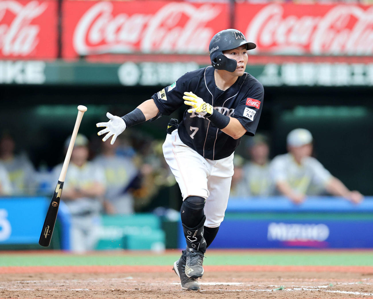 西武対ソフトバンク　9回表ソフトバンク1死一、三塁、中村晃は右越え適時二塁打を放つ（撮影・鈴木正人）