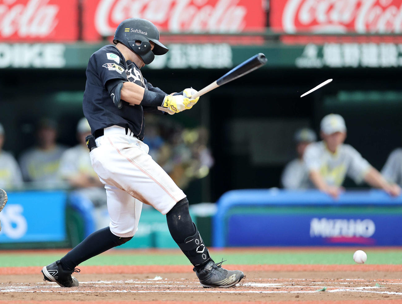 西武対ソフトバンク　6回表ソフトバンク1死二塁、中村晃は三塁内野安打を放つ（撮影・鈴木正人）