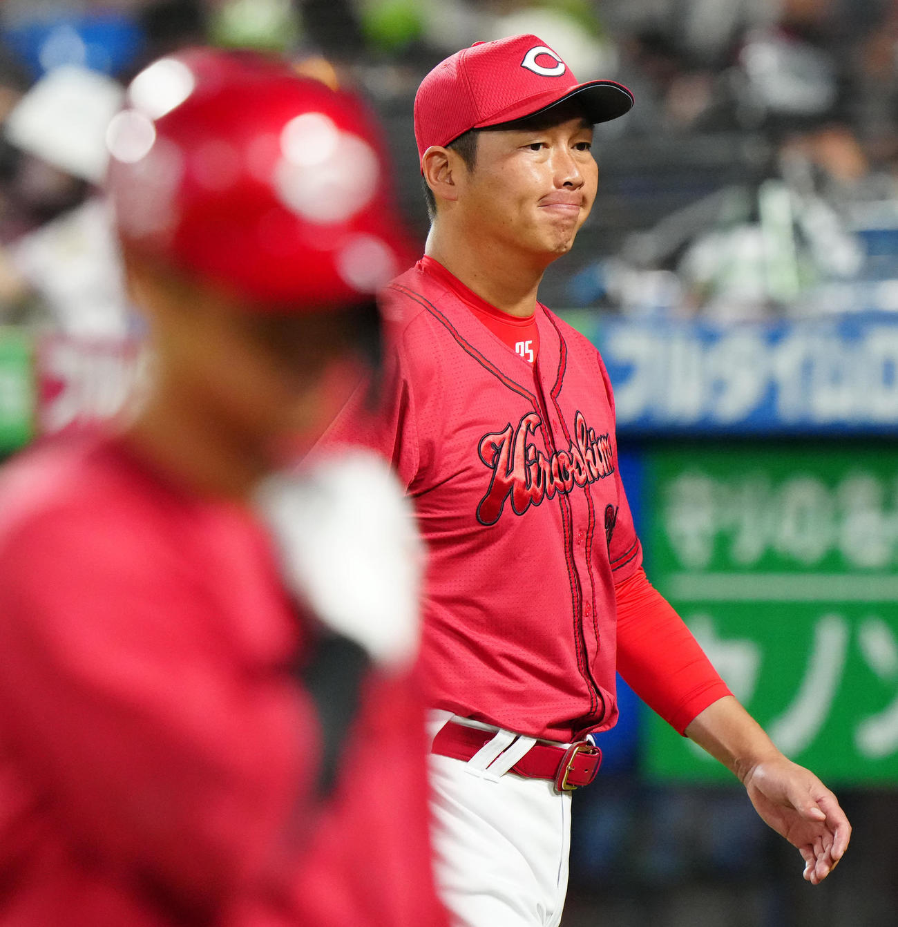 ヤクルト対広島　7回裏開始前、選手交代を告げ、厳しい表情でベンチに引き揚げる広島新井監督（撮影・江口和貴）