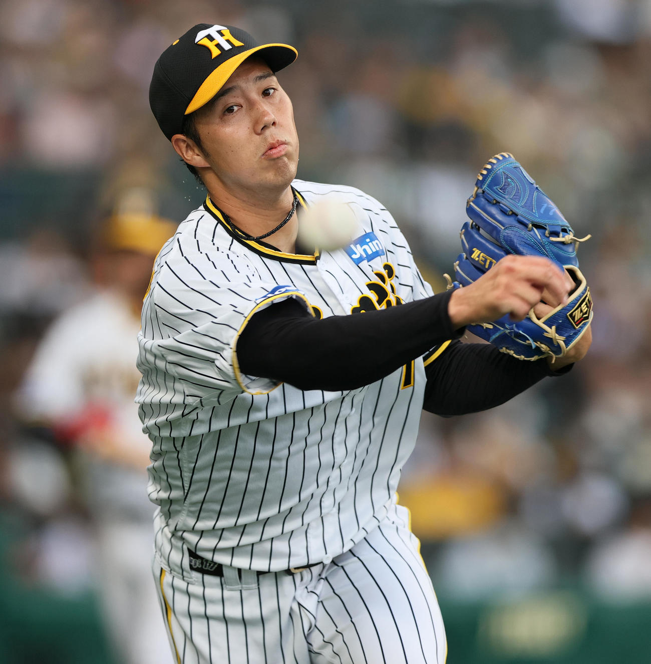 ウエスタン・リーグ阪神対オリックス　3回の当番を前にベンチ前で投球練習する阪神青柳（撮影・上山淳一）