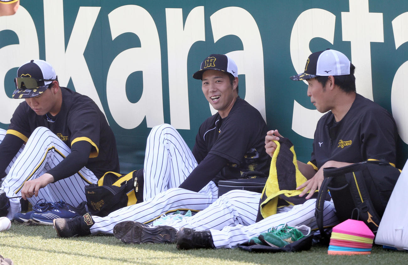 ウエスタン・リーグ阪神対オリックス　試合前の練習でリラックスした表情を見せる阪神青柳（中央）（撮影・上山淳一）
