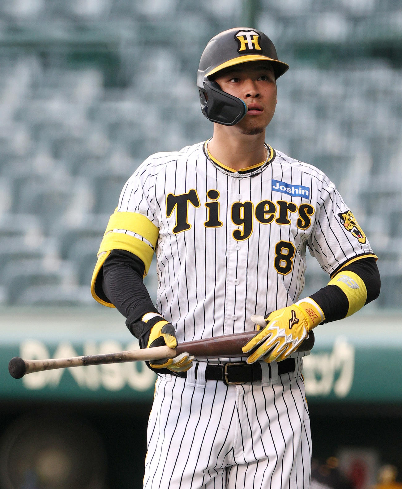 ウエスタン・リーグ阪神対オリックス　打席に向かう阪神佐藤輝（撮影・上山淳一）