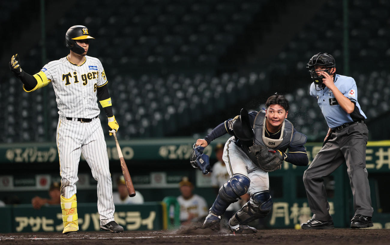 ウエスタン・リーグ阪神対オリックス　7回裏阪神2死満塁、パスボールで三走を呼びかける佐藤輝（撮影・上山淳一）