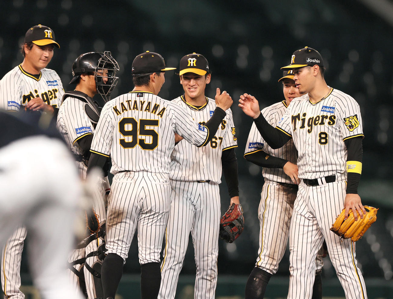 ウエスタン・リーグ阪神対オリックス　オリックスに勝利しタッチをかわす阪神佐藤輝（右）らナイン（撮影・上山淳一）